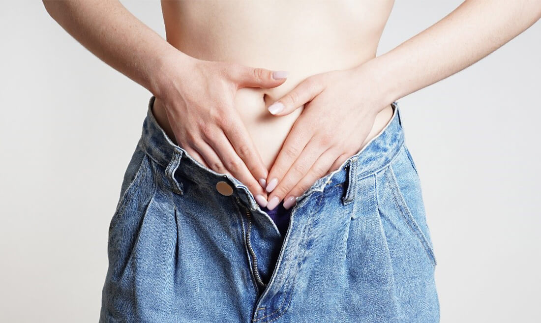 Ženska se drži za boleč trebuh