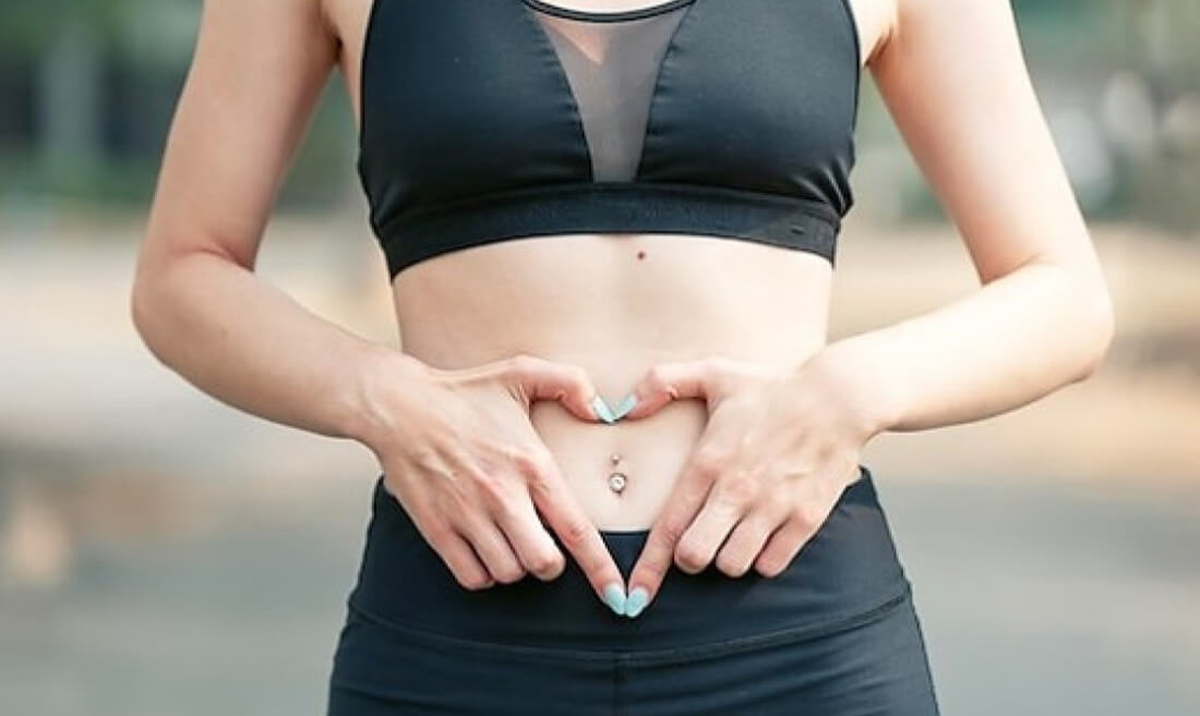 Srečna ženska v naravi oblečena v temen dres z NeoLife Fibre Tablets